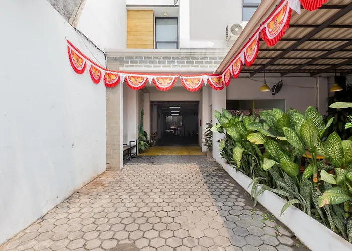RedDoorz Plus Syariah near Mall Pondok Indah Jakarta